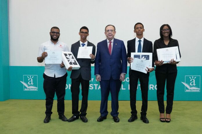 Banco Central premia estudiantes ganadores de la XIII competencia “Economistas del Futuro”
