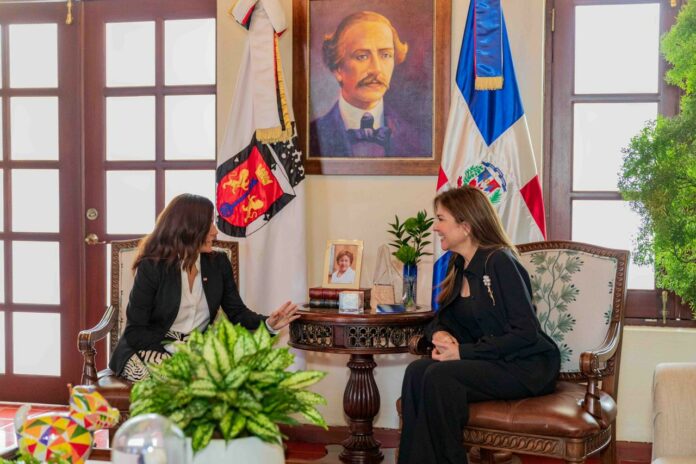 Embajadora-de-EE.-UU.-y-Carolina-Mejia-sostienen-reunion-para-abordar-temas-de-interes-comun-3