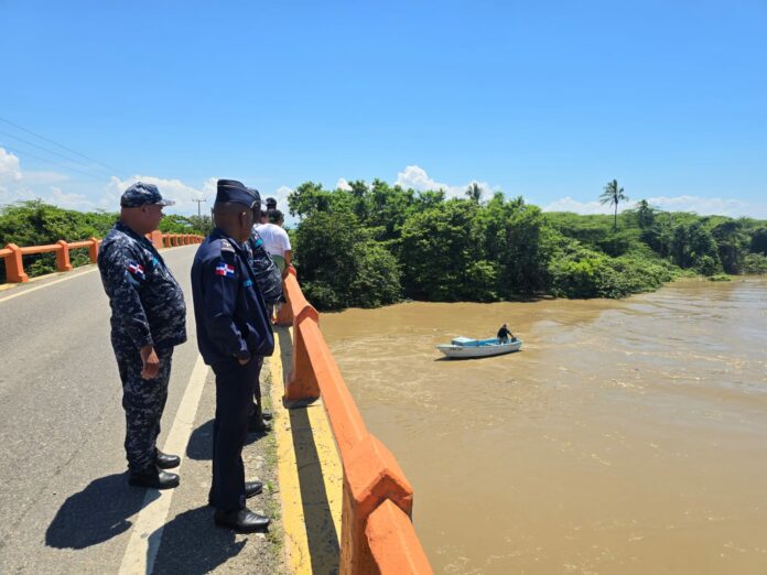 PN busca a niño desaparecido en el río Yaque del Norte tras madre lanzarse con él en brazos