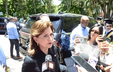 Raquel Peña defiende acciones del Gobierno ante críticas de Leonel por falta de aviso de lluvias