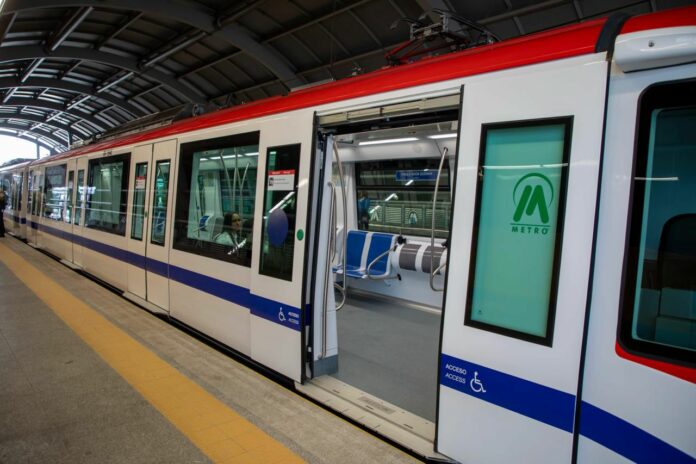 Restablecen servicio en líneas 1 y 2 del Metro tras falla eléctrica
