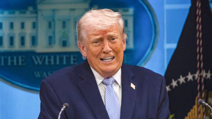 Trump bromea con postularse a la presidencia de Venezuela y aprender español