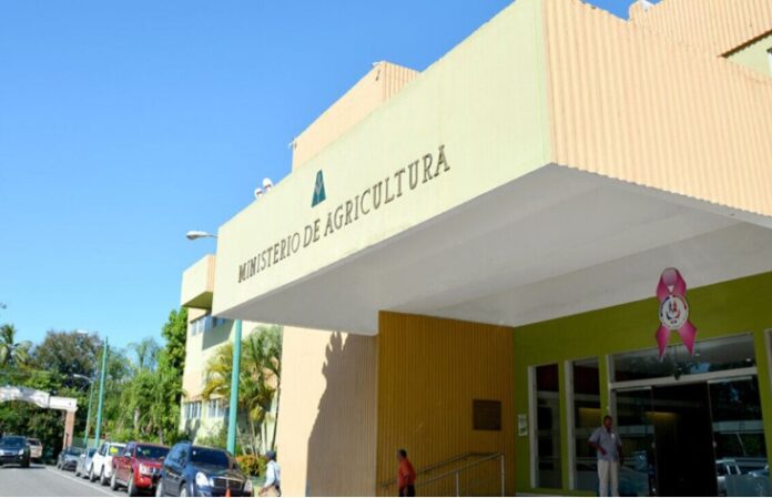 Renuncian siete directivos del Ministerio de Agricultura
