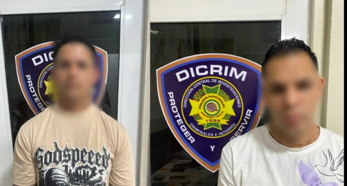 Arrestan cuatro personas y les ocupan dos armas de fuego ilegales y un vehículo