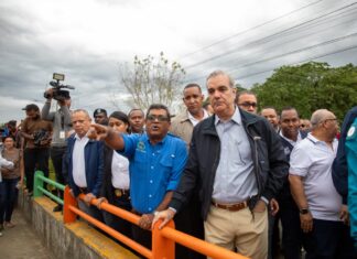 Abinader recorre zona afectada en Los Alcarrizos; destina RD$7 MM para familias desplazadas en cañada Jicaco