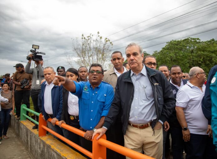 Abinader recorre zona afectada en Los Alcarrizos; destina RD$7 MM para familias desplazadas en cañada Jicaco