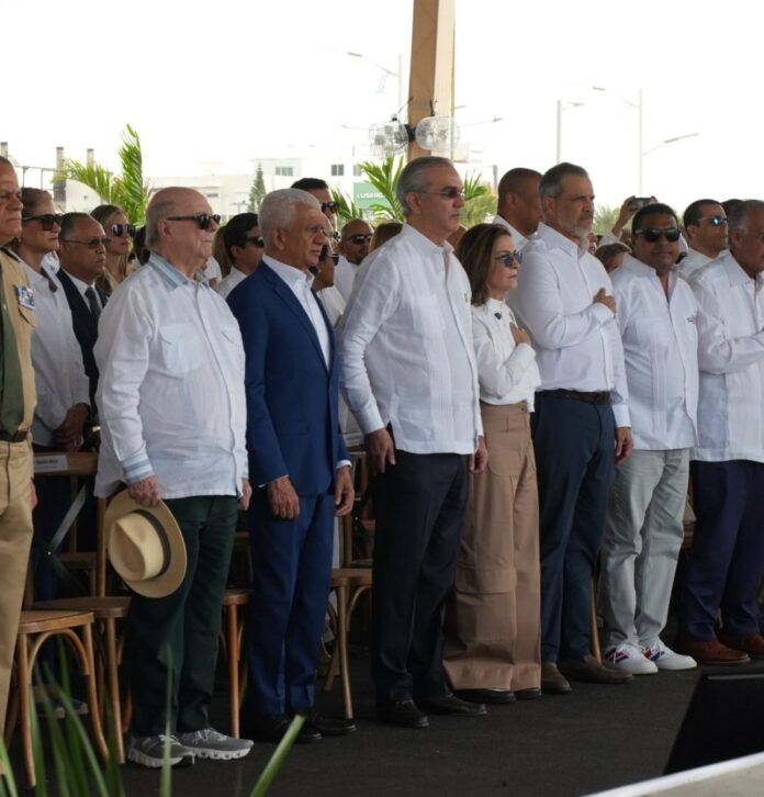 Abinader inaugura Malecón Deportivo junto a Carolina Mejía y juega fútbol