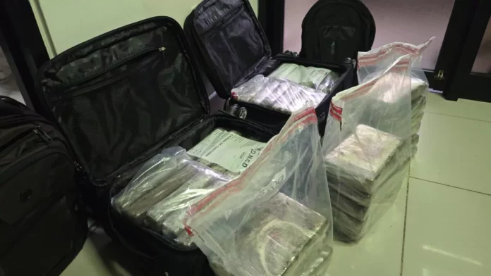 DNCD atrapa dos extranjeros con 37 paquetes de presunta cocaína