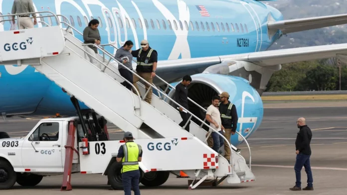 Costa Rica recibe primer grupo de extranjeros deportados de EE.UU.