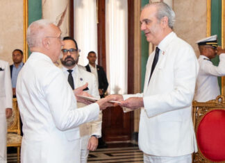 Abinader recibe cartas credenciales de seis nuevos embajadores