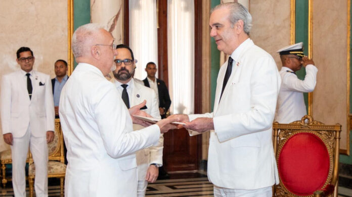 Abinader recibe cartas credenciales de seis nuevos embajadores