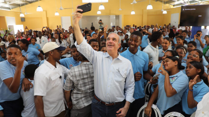 Abinader inaugura escuela básica en La Ureña, SDE