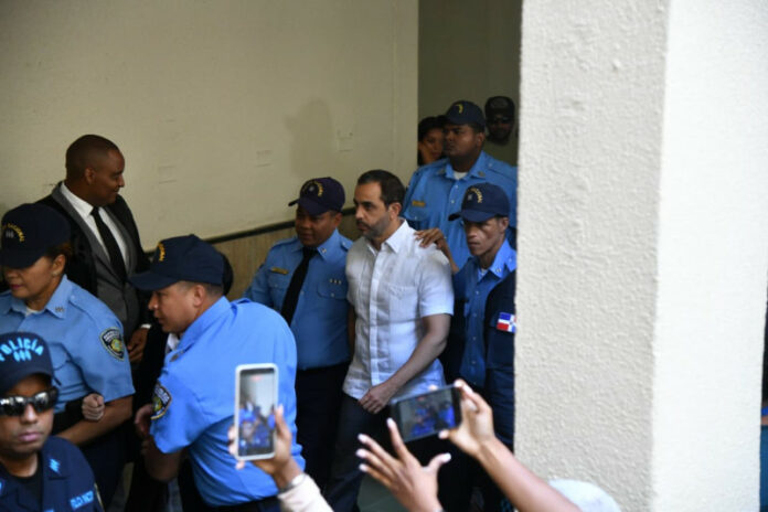 Bajo estrictas medidas de seguridad llegan los hermanos Espaillat a sala de audiencia