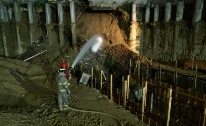 Bomberos de Santiago controlan fuga de gas tras deslizamiento de tierra
