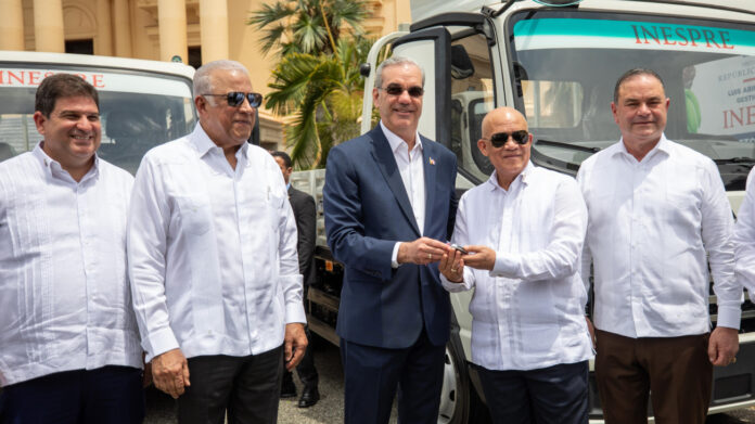Abinader entrega 25 vehículos al Inespre para ampliar la distribución de alimentos