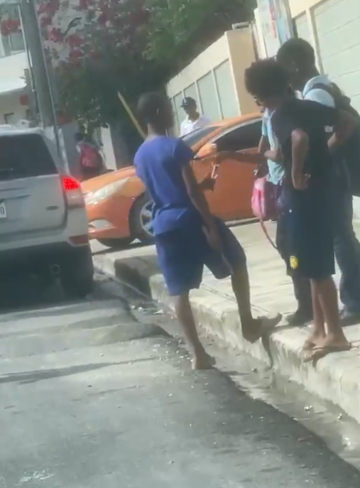 Video muestra grupo de menores con cuchillos frente a escuela en Verón