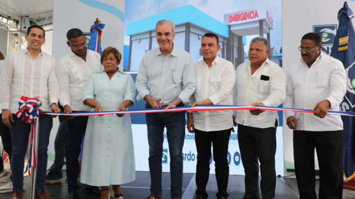Abinader deja en funcionamiento áreas remozadas y ampliadas del Hospital Municipal La Victoria