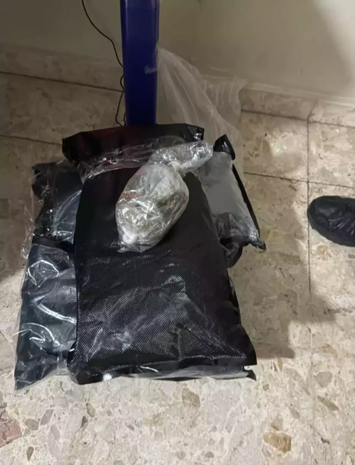Arrestan hombre con nueve paquetes de presunta marihuana en SFM