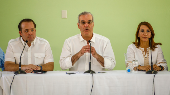 Abinader anuncia construcción de 112 apartamentos para afectados por las lluvias en Villa Montellano
