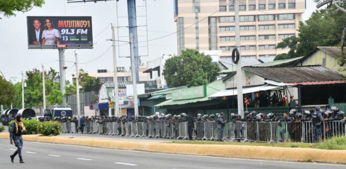 Amplio despliegue policial en desalojo de Teleofertas en la Máximo Gómez con 27 de Febrero