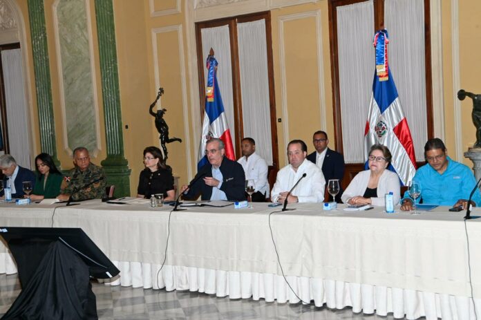 Abinader pide paciencia a afectados por inundaciones y promete asistencia