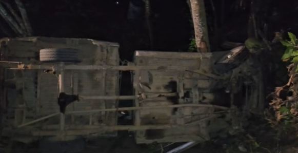 Hombre sobrevive al precipitar su vehículo por un puente en Loma de Cabrera