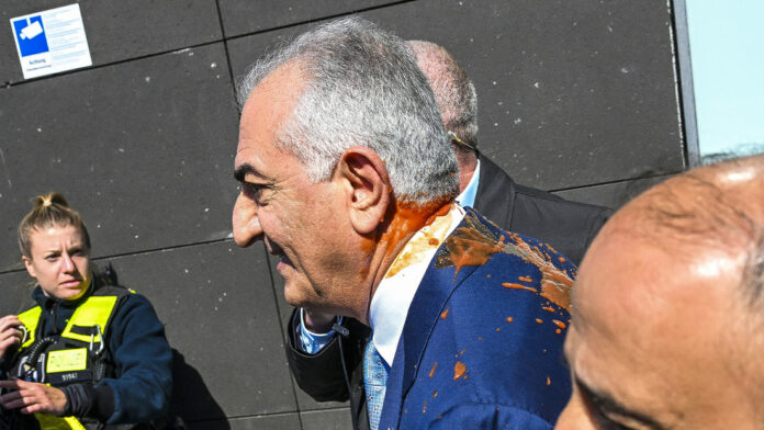Rocían con zumo de tomate al heredero del último sah de Irán en Alemania