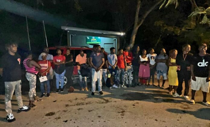 Detienen vehículo con 23 indocumentados en Santiago