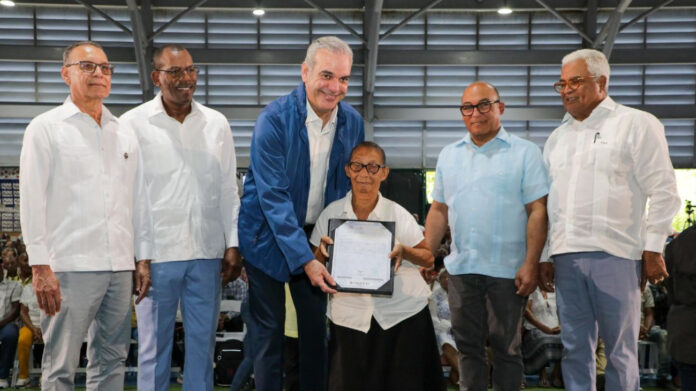 Abinader inicia entrega de títulos de propiedad de la parcela 1-B del sector Los Guandules
