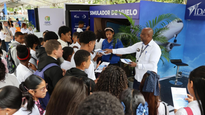 Más de 10,000 estudiantes viven experiencia del simulador de vuelo en la Feria Regional del Libro y la Cultura del Cibao 2026