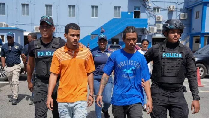 Se entregan dos hombres vinculados a muerte de mayor de la Policía en Villa Juana
