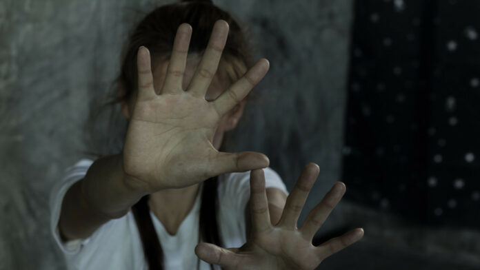 Piden 10 años de prisión para sexagenario que drogaba y prostituía a su esposa con 120 hombres