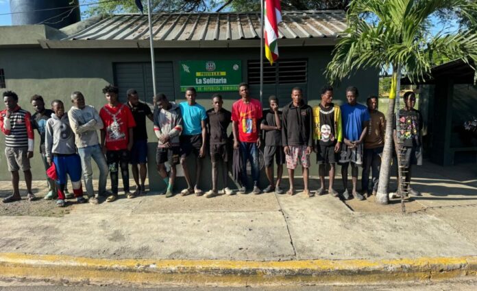Detienen a 16 indocumentados que intentaban evadir puesto de chequeo en MontecristiDetienen a 16 indocumentados que intentaban evadir puesto de chequeo en Montecristi
