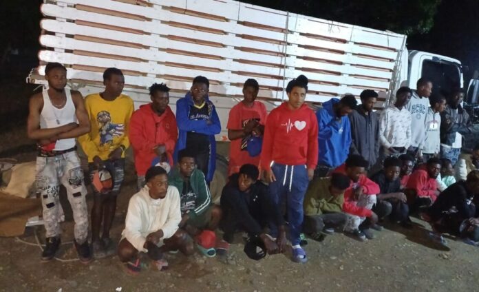 Ejército detiene hombre que ocultaba 24 haitianos indocumentados en un camión