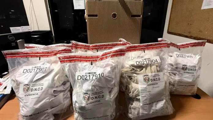 Arrestan extranjera en el AILA con 49 prendas de vestir impregnadas con presunta cocaína