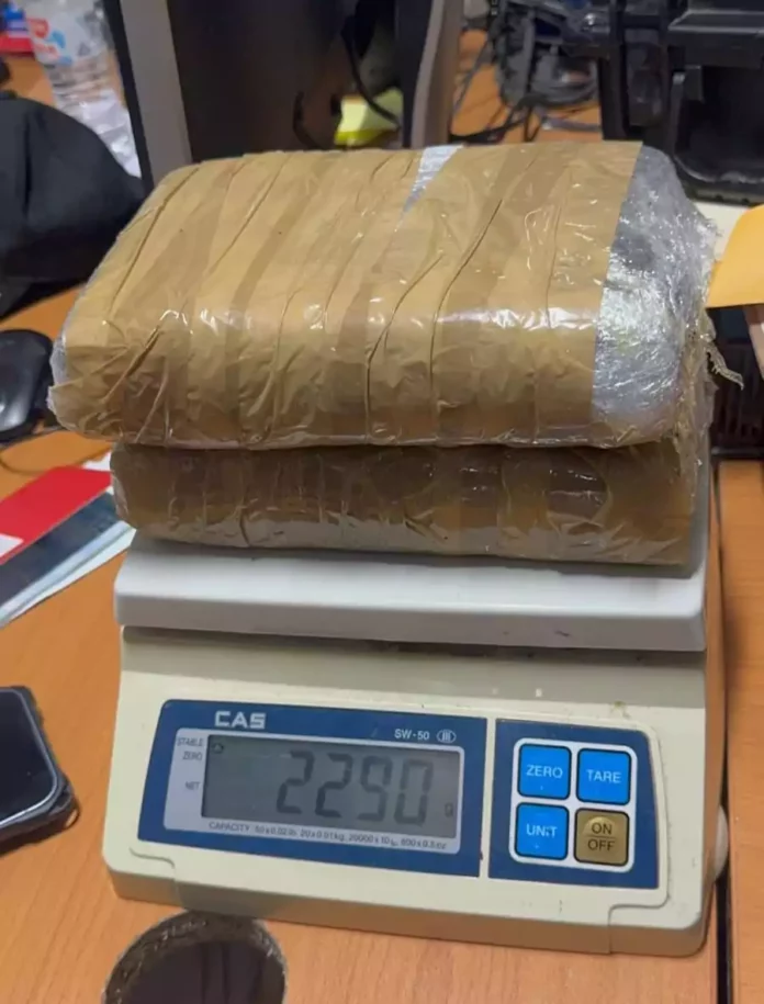 Detienen mujer de 61 años en el AILA con dos paquetes de presunta cocaína