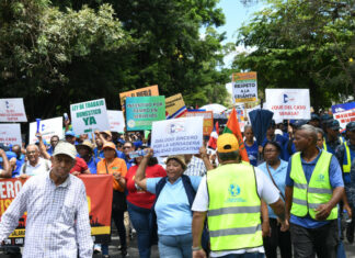 Trabajadores marchan hasta el Palacio Nacional en reclamo de salarios, cesantía y alto costo de vida