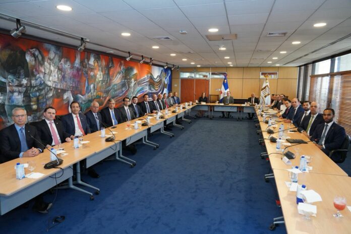 Valdez Albizu se reúne con presidentes de las entidades bancarias para pasar balance a la economía dominicana