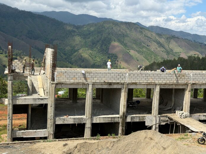 Infraestructura Escolar busca acelerar terminación de escuelas en Padre Las Casas y Los Fríos de Azua
