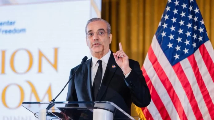 Abinader advierte sobre riesgos que enfrentan las sociedades democráticas