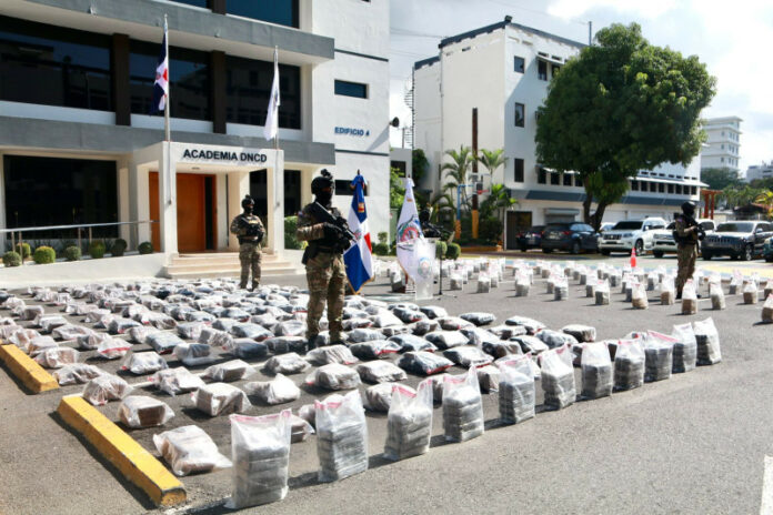 DNCD incauta 1,295 paquetes de drogas y apresa a cuatro personas en costas de Pedernales