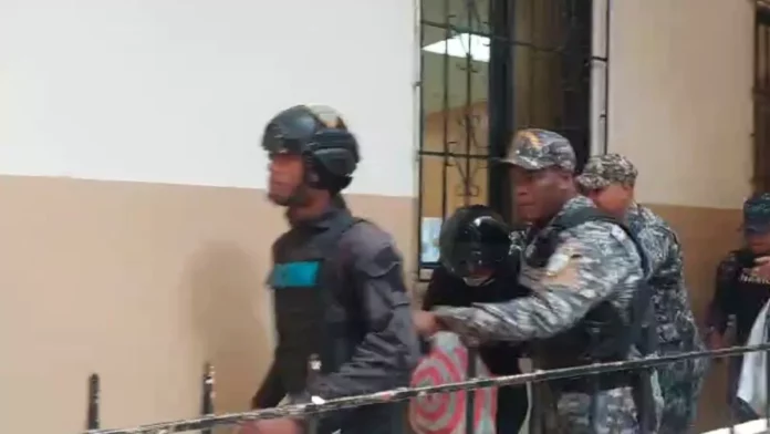 Aplazan por segunda vez medida de coerción contra mujer acusada de ultimar a su hija en San Cristóbal