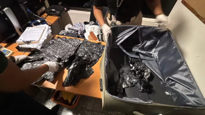 Arrestan a estadounidense en AILA con láminas de presunta cocaína ocultas en maleta