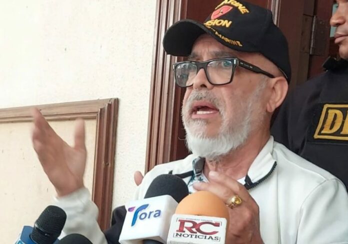 Condenan a Ángel Martínez a seis meses de prisión y al pago de RD$10 millones por difamación