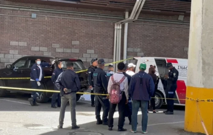 Hombre muere tras caer del parqueo de Plaza Central