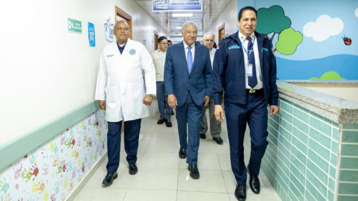Andrés Bautista realiza recorrido por el Hospital General Docente de la Policía Nacional