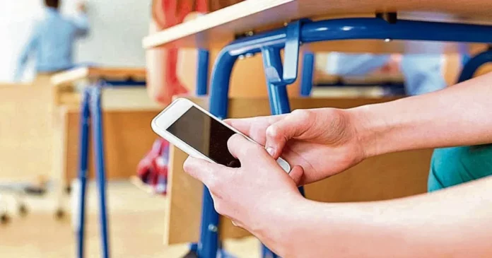 Uso regulado de celulares en escuelas recibe respaldo de comunidad educativa y familias