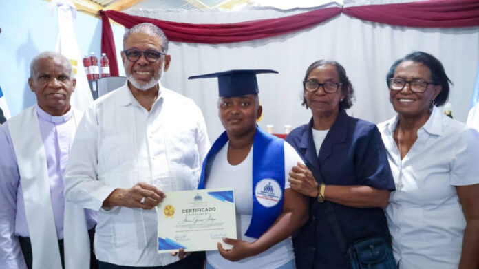 Desarrollo de la Comunidad gradúa mujeres emprendedoras en San Cristóbal