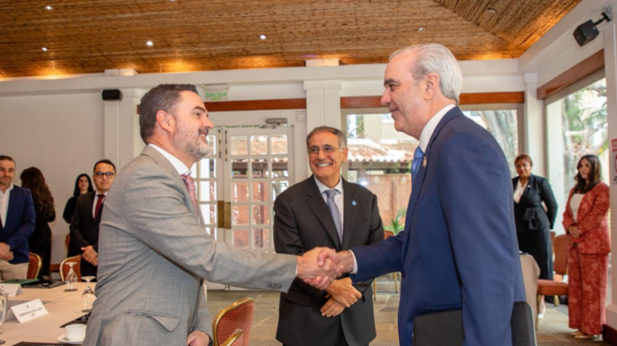 Abinader sostiene encuentro con empresarios de Costa Rica