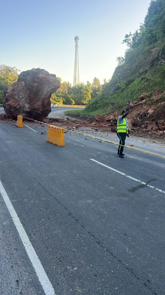 Desprendimiento de roca afecta tránsito en la Autopista del Nordeste